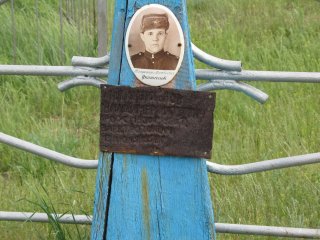 Захоронение возле братской могилы.