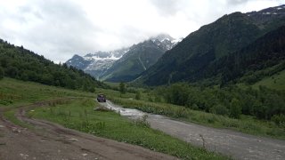 Очередные экскурсионные машины.