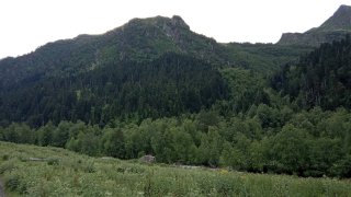 Горы и каменная глыба.