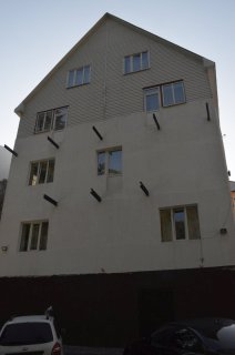 Домбай. Балки несуществующих балконов Alpenhouse.