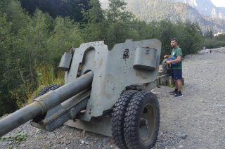 Николай у пушки БС-3.