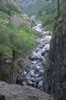 Аманауз над водопадом.