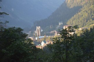 Вид на гостинницы Домбая с тропы.
