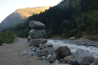 Валуны на берегу Аманауза.
