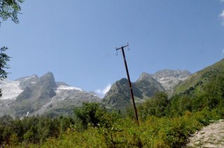 Заброшенная опора в поле.