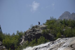 Человек над водопадом.