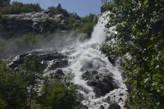 Поток водопада Алибек.