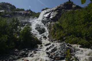 Поток водопада Алибек.