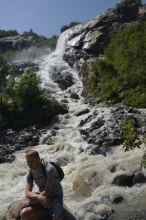 Человек у водопада.