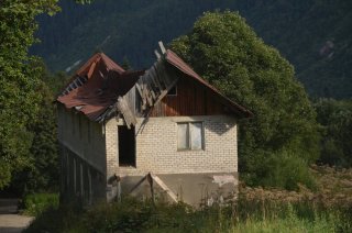Альплагерь Алибек. Повреждённый дом.