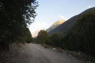 Солнце освещает вершины гор.
