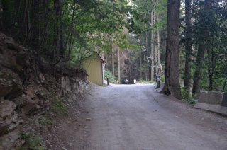 Сторожка и шлакбаум.