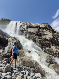 Николай у водопада. Фото Н. Камышанова.