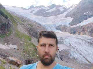 Бонус. Николай у ледника. Фото Н. Камышанова.