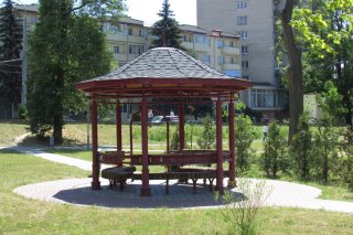 Беседка в сквере.