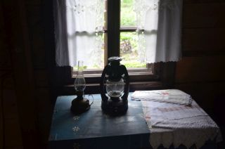 Комната в Лямусе. Сундук у окна.