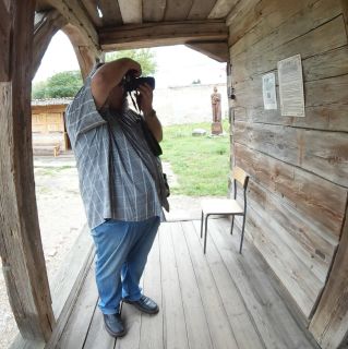 Uhodigger фотографирует историческую справку.