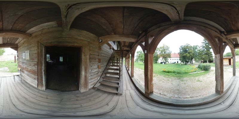 Сферическая панорама первого этажа Лямуса у лестницы.