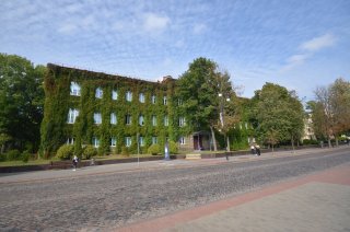 Главный фасад корпуса ГГУ.