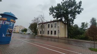 Напротив Шахматно-шашечного клуба.