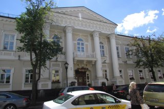 Машины у ресторана Королевская охота.