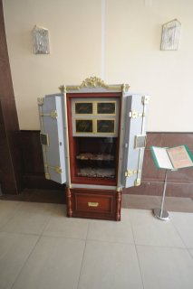Старинный сейф в банке.