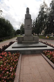 Памятник писательнице Элизе Ожешко.