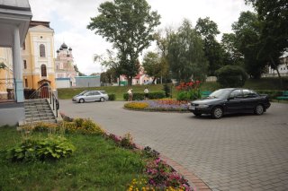 За домом-музеем.