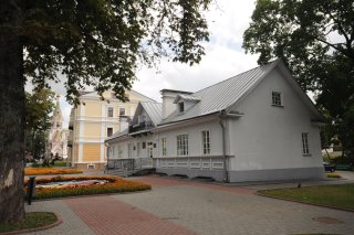Перед домом-музеем Элизы Ожешко.