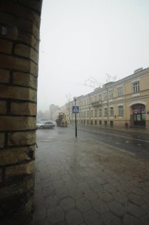 В арке прячусь от дождя.