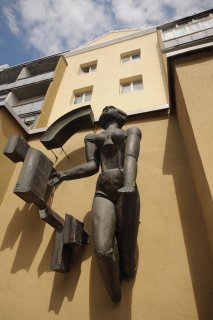 Пугающая скульптура на здании Выставочного зала.