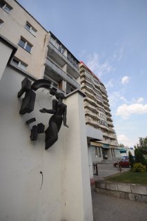 Скульптура на здании Выставочного зала.