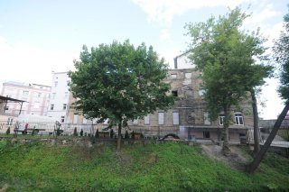 За Городничанкой - бывшее Консульство Польши.