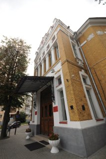 Вход в штаб войсковой части.