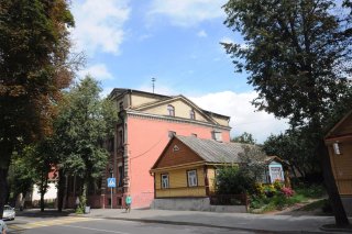 Дом №21А с палисадиком.
