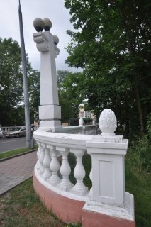 Угол парапета моста через реку Городничанку.