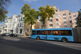 Автобус на остановке ул. Карбышева.