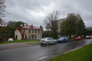 Машины у дома №13а.