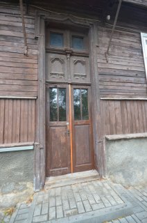 Дверь дома №18.
